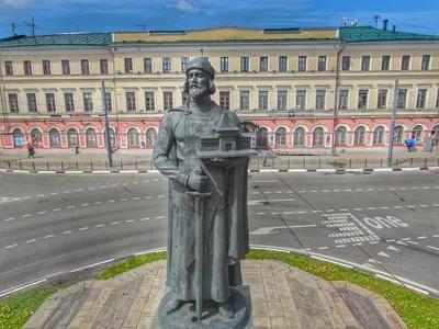 Новый памятник Ярославу Мудрому в украинских Сумах высмеяли в соцсетях - 28  октября 2019 - 76.ru