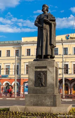 Памятник основателю Ярославля князю Ярославу Мудрому - Всем учителям