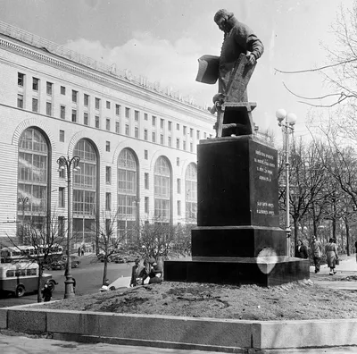 Памятник первопечатнику Ивану Фёдорову в Москве, Театральный пр-д, Памятник  Первопечатнику Ивану Федорову - фото, отзывы, рейтинг, телефон и адрес