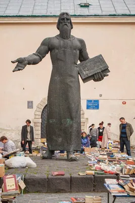 Пaмятник первопечатнику Ивану Федорову - Picture of Monument to Printing  Pioneer Ivan Fedorov, Moscow - Tripadvisor