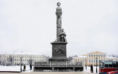 Памятник Ивану Сусанину — уменьшенная копия аналогичного памятника в  Костроме