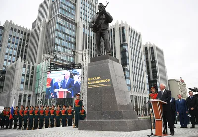 Памятник Михаилу Калашникову в Москве - Достопримечательность