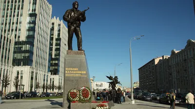 Памятник Михаилу Калашникову в Оружейном Сквере (Москва) * ПАМЯТНИКИ В  РОССИИ