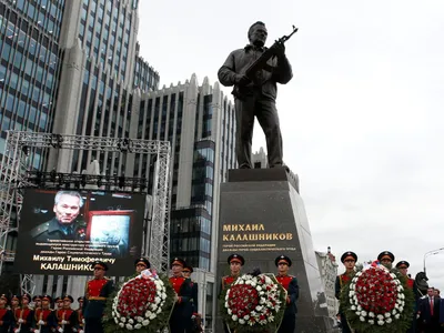 Москвичи против памятника Калашникову в Оружейном переулке - Афиша Daily