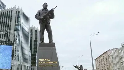 Памятник легендарному Михаилу Калашникову открыли в центре Москвы. Новости.  Первый канал