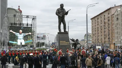 Памятный бюст Калашникову М. Т., жанровая скульптура, Московская область,  Коломна, Мемориальный парк — Яндекс Карты