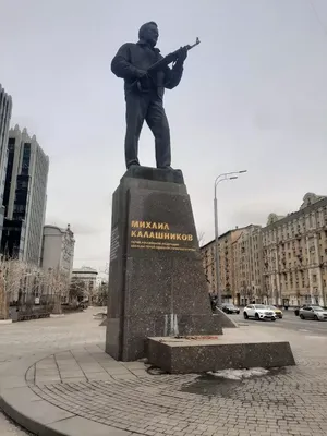 Памятник Калашникову в Москве