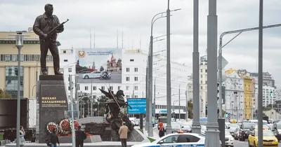 В Москве с памятника Калашникову удалили чертеж немецкого автомата — Мир