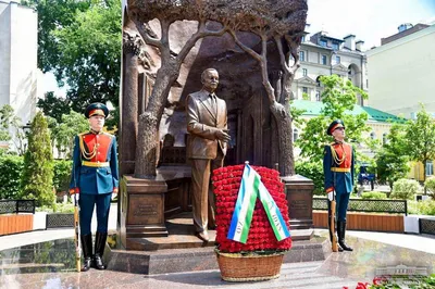 В центре Москвы установили памятник Исламу Каримову