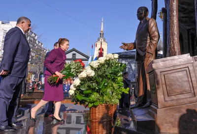 Наташ, вояж! | В Москве, на улице Большая полянка, есть памятник первому  президенту Узбекистана Исламу Абдуганиевичу Каримову | Дзен