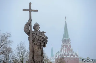 В Москве официально открыли памятник князю Владимиру