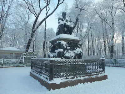 Летний сад. Скульптуры. Памятник Крылову.