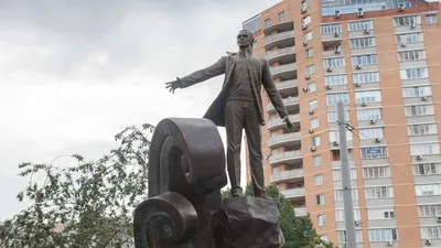 Файл:Muslim Magomayev statue (Moscow).JPG — Википедия