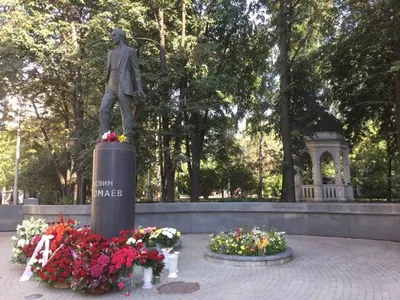 Памятник Муслиму Магомаеву — Узнай Москву