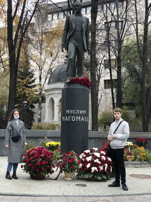 Памятник Муслиму Магомаеву в Киеве