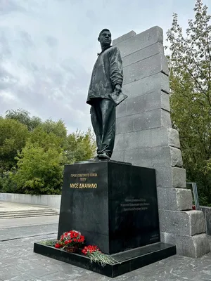 Минниханов возложил цветы к памятнику Мусе Джалилю в день его рождения –  KazanFirst