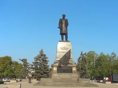 Памятник Нахимову и Нахимовская площадь в Севастополе - фото