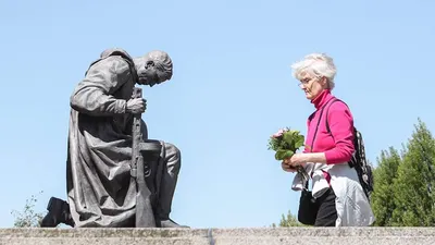 У памятника Неизвестному солдату в Торжке прошел митинг