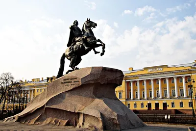 Памятник Петру 1 в Петропавловке