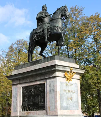 В Петербурге появился еще один памятник Петру I — «спасающему утопающих  близ Лахты» | Sobaka.ru