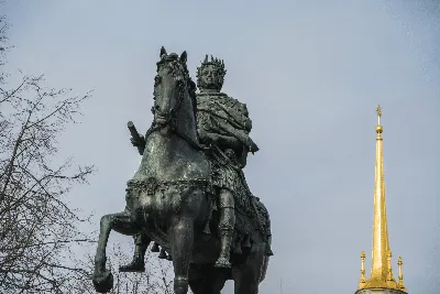 Файл:Конный памятник Петра I перед Михайловским замком в Санкт-Петербурге.jpg  — Википедия