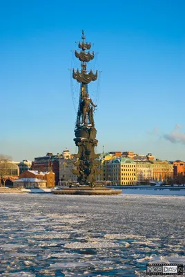 Памятник Петру I Москве России Редакционное Изображение - изображение  насчитывающей вода, облака: 152736360