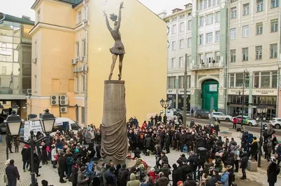 Памятник Майе Плисецкой открылся в Москве в день рождения выдающейся  балерины на Большой Дмитровке, в сквере, названном в ее честь.