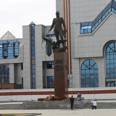 Памятник Покрышкину начали переносить в центр площади Маркса в Новосибирске  | ОБЩЕСТВО | АиФ Новосибирск