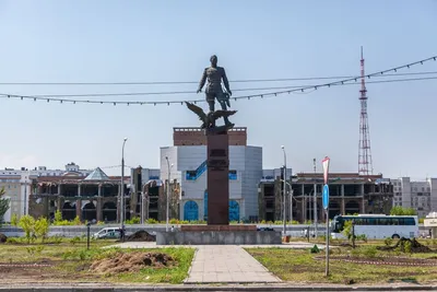 Памятник Александру Покрышкину установили на новом месте в Новосибирске -  Вести