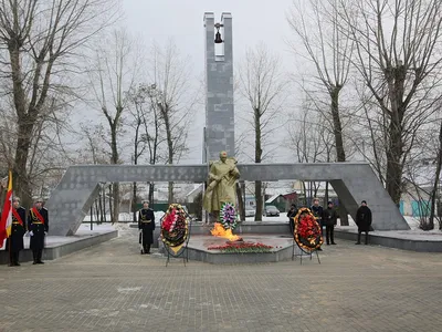 В Воронеже на Памятнике Славы после переноса остановки люди продолжают  ждать транспорт и переходить дорогу на старом месте