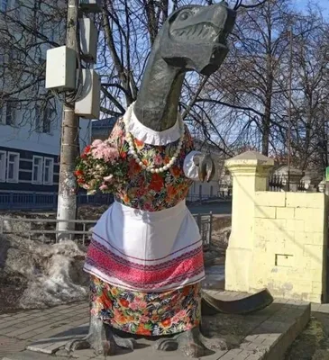 Знаменитый памятник Теще в Туле принарядился к весеннему празднику - KP.RU