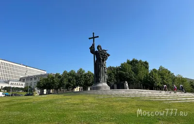 У памятника князю Владимиру в Москве включили художественную подсветку ::  Новости :: ТВ Центр