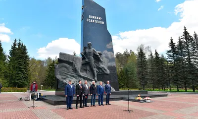 ПАМЯТНИК ВОИНАМ-ВОДИТЕЛЯМ - Брянская областная научная универсальная  библиотека им. Ф. И. Тютчева