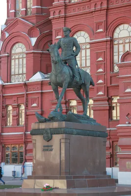 Памятник жукову в москве фото фотографии