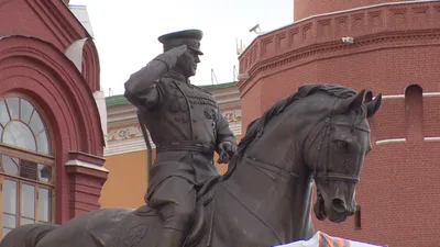 Памятник Жукову в центре Москвы заменили на новый - Росбалт