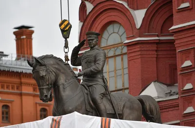 В Москве заменили памятник Жукову