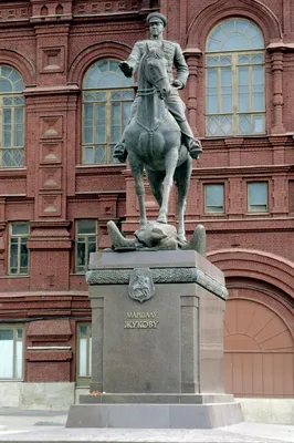 Новый памятник Жукову на Манежной площади в Москве убрали меньше чем через  сутки после установки