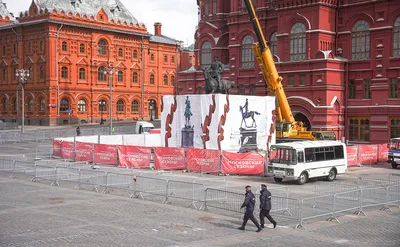 В Москве спилили памятник Жукову и поставили временный. Он простоял меньше  суток - BBC News Русская служба