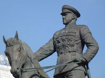 Отремонтированный памятник Жукову вернули на историческое место -  Российская газета