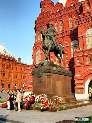 Власти Москвы объяснили замену памятника Жукову перед Кремлем — РБК