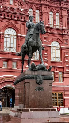 Памятник Жукову в Москве заменили на «анатомически правильный»