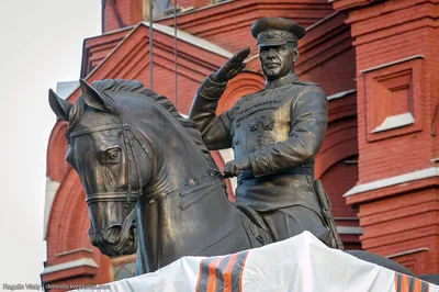 На Манежной площади заменили памятник маршалу Жукову