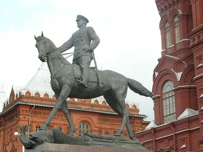 Памятник Жукову в Москве