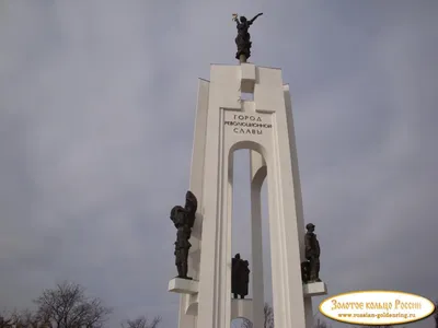 На площади Партизан посвежел памятник освободителям Брянска | Брянская  Губерния