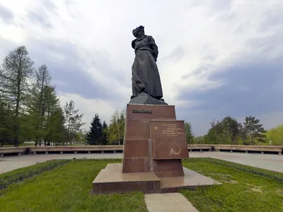 В Челябинске помыли памятники перед Днем города