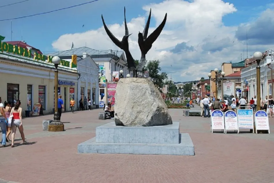 Ulan ude eg. Улан-Удэ. Скульптура «две Чайки – крачки». Памятники города Улан Удэ. Улан Удэ Орел памятник. Памятник на Арбате Улан Удэ.