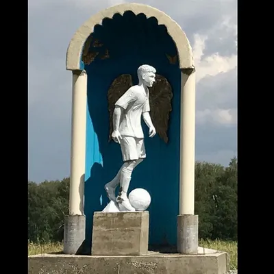 На выезде из Кемерова установили памятник погибшему юному футболисту - KP.RU