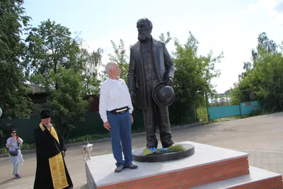 Брат омского «Степаныча»: в Костроме тоже поставили памятник водопроводчику  | 12 канал