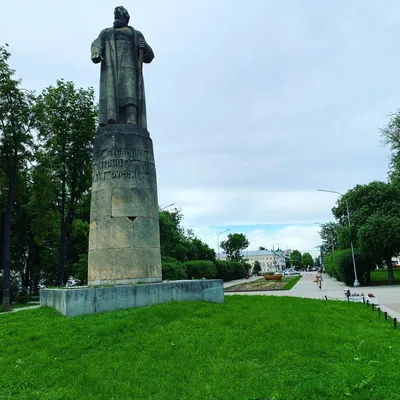 Памятник А.А.Зиновьеву в Костроме