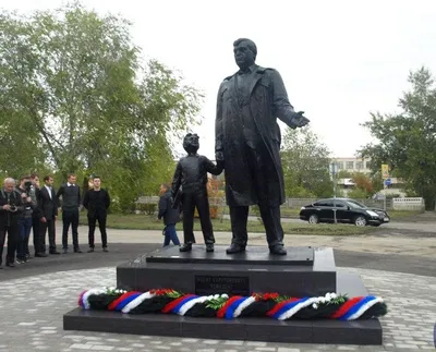 Файл:Памятник В.И. Ленину на Комсомольской площади (Магнитогорск).jpg —  Путеводитель Викигид Wikivoyage